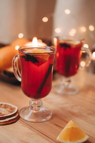 Atmospheric Christmas or New Year background with mulled wine. Close up of mulled wine, soft focus, shallow depth of field — Stock Photo, Image