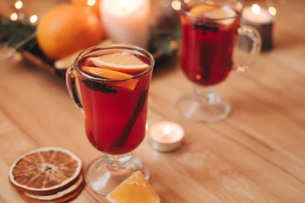 Atmospheric Christmas or New Year background with mulled wine. Close up of mulled wine, soft focus, shallow depth of field — Stock Photo, Image