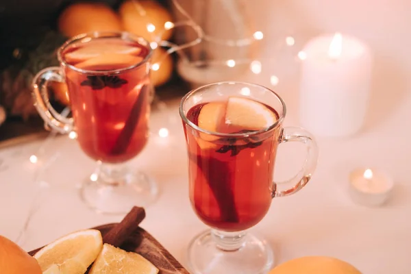 Atmospheric Christmas or New Year background with mulled wine. Close up of mulled wine, soft focus, shallow depth of field — Stock Photo, Image