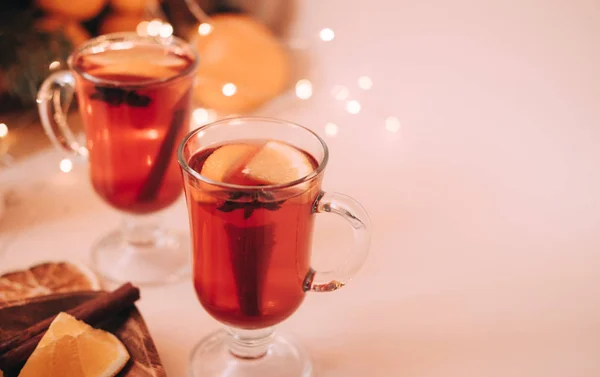 Atmospheric Christmas or New Year background with mulled wine. Close up of mulled wine, soft focus, shallow depth of field — Stock Photo, Image