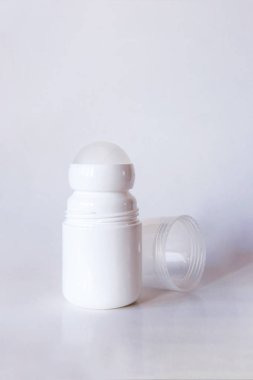 Gölgeli bir deodorant şişesi hazırla. Öne. Hafif arkaplan