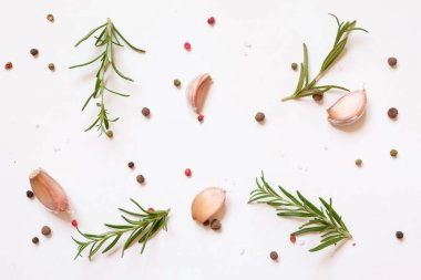 çeşitli otlar ve baharatlar beyaz arka plan üzerinde üstten görünüm izole