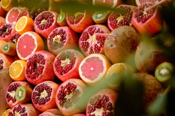 Frutta fresca: pompelmo, melograno, kiwi, arancia. Frutti assortiti sfondo colorato . — Foto Stock