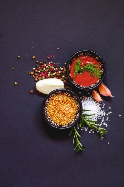 Çeşitli otlar ve baharatlar koyu arka plan üzerinde