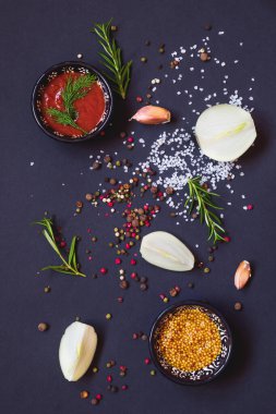 Çeşitli otlar ve baharatlar koyu arka plan üzerinde