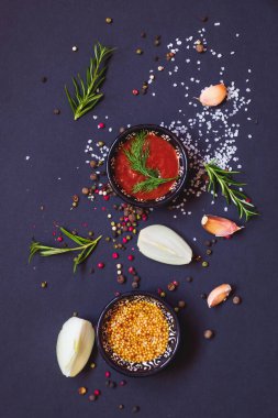 Çeşitli otlar ve baharatlar koyu arka plan üzerinde