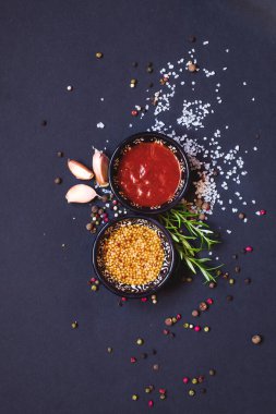 Çeşitli otlar ve baharatlar koyu arka plan üzerinde