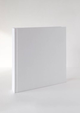 Kare biçiminde boş bir kitabın kapağını aç. Tasarım şablonu.