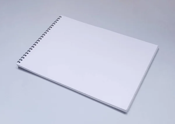 Blanco Espiral Álbum Cuaderno Bocetos Burlan Fondo Gris —  Fotos de Stock