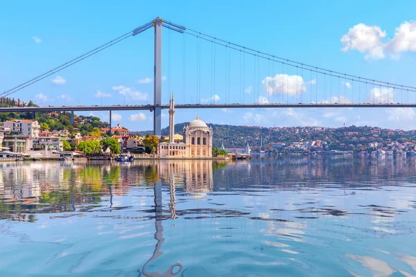 Mezquita de Ortakoy y el puente del Bósforo, vista desde el mar, Estambul — Foto de Stock