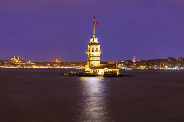 Doncellas Torre de Estambul en luces de noche, Tirkey — Foto de Stock