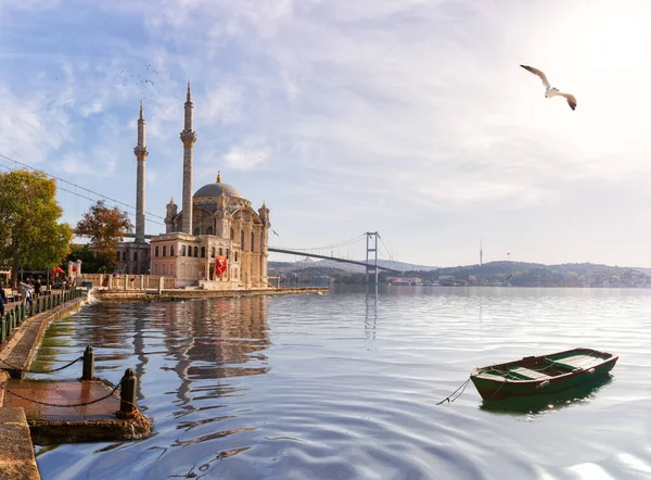 Mezquita Ortakoy y el barco, hermosa vista desde el muelle, Estambul — Foto de Stock