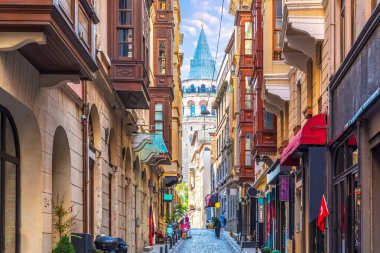 İstanbul 'daki Galata Kulesi, dar sokaktan manzara