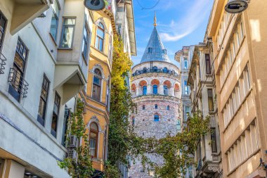 İstanbul, Türkiye 'nin harika eski caddesinde Galata Kulesi