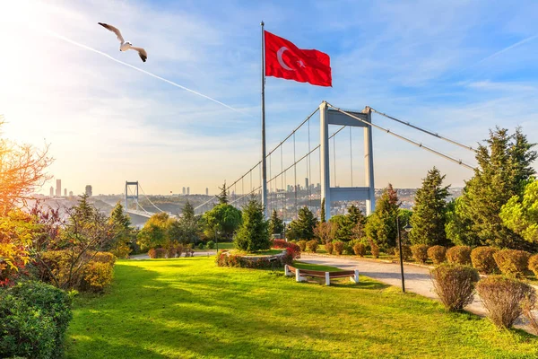 Парк Отагтепе и мост Фатих Султан Мехмет, Стамбул — стоковое фото
