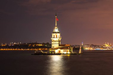 İstanbul 'da gece ışıkları altında Bakireler Kulesi