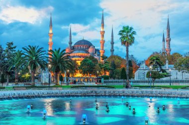 Sultan Ahmet Camii ve İstanbul 'un mavi gölgelerindeki çeşme.