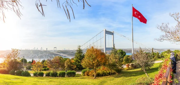 Panorama otoñal del parque Otagtepe y del puente Fatih Sultan Mehmet de Estambul, Turquía — Foto de Stock