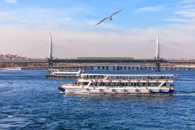 İstanbul 'daki İstanbul Boğazı ve Halic Metro Köprüsü' nde feribotlar
