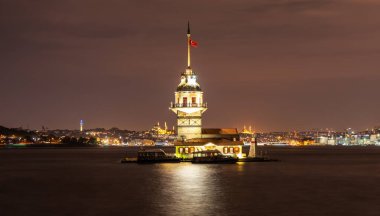 İstanbul, Türkiye 'nin Bakire Kulesi ve gece ışıkları