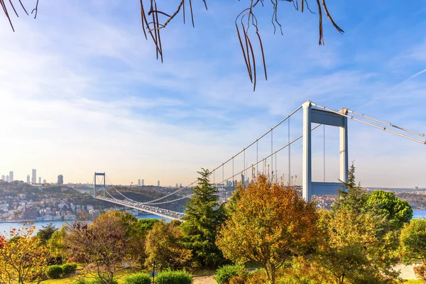 Parque de otoño Otagtepe y el Segundo Puente del Bósforo, Estambul — Foto de Stock