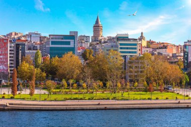 İstanbul ve Galata Kulesi, güneşli gün manzaralı