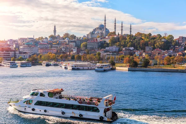 Skibe i Bosporus, Eminonu molen og Suleymaniye moskeen , - Stock-foto