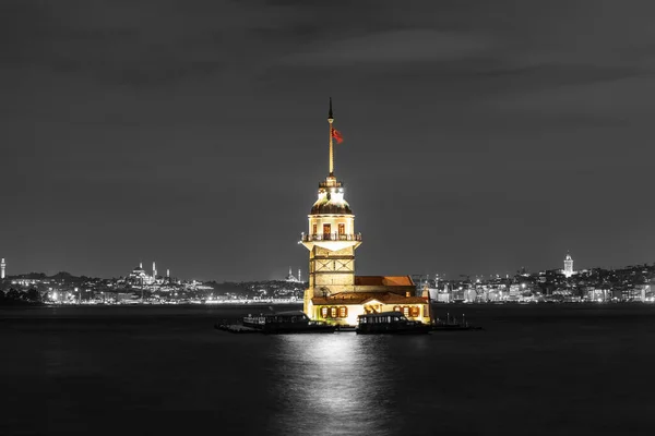 Jomfruens tårn i Istanbul, kontrast nat farver - Stock-foto