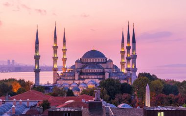 İstanbul 'un muhteşem Mavi Camii Gün batımının mor renkleriyle