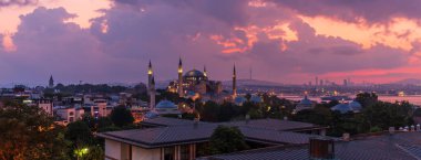 Sultan Ahmet Camii de Mavi Cami ve Boshoru olarak bilinir.