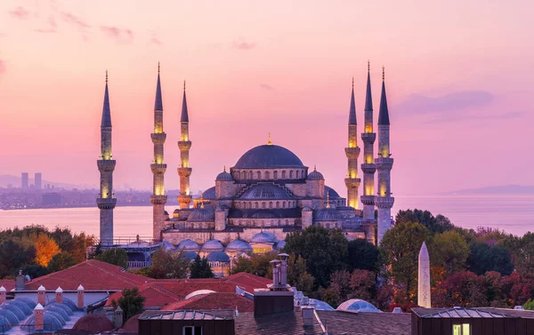 Maravillosa Mezquita Azul de Estambul en los colores púrpura del atardecer — Foto de Stock