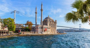 Ortakoy Cami Panoraması, İstanbul, Türkiye 'de güneşli bir gün