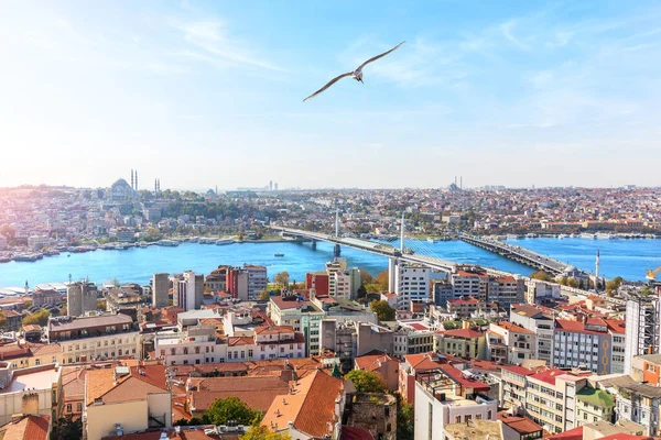 O distrito de Sultan Ahmet e as pontes sobre o Corno Dourado, Ista — Fotografia de Stock