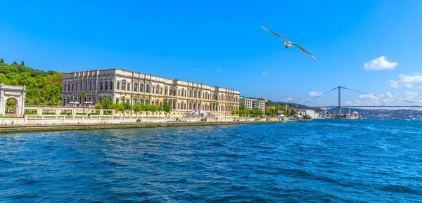 Palacio Dolmabahce en la costa del Bósforo, Estambul panora — Foto de Stock