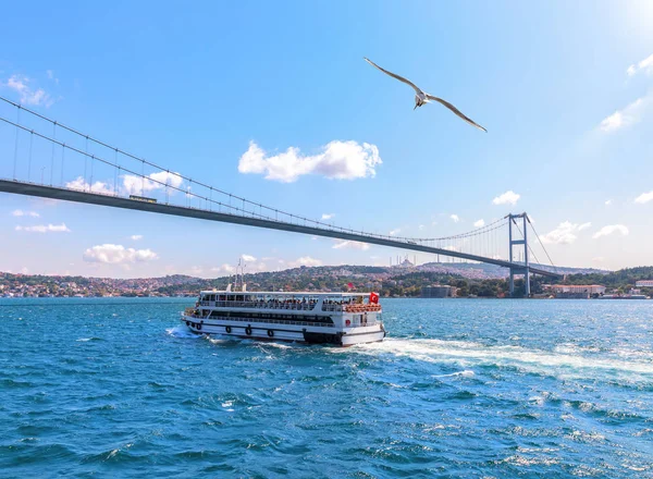 İstanbul, İstanbul 'daki Boğaz köprüsü altında seyir gemisi — Stok fotoğraf