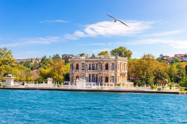 Boğaz 'da Göksu Pavilyonu, Güzel yaz manzarası, İstanbu — Stok fotoğraf