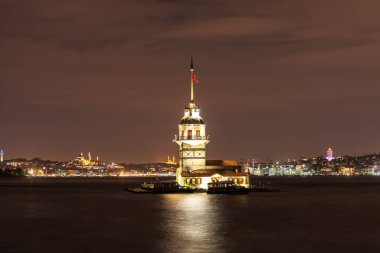 İstanbul Boğazı 'ndaki Bakire Kulesi, akşam manzaralı.