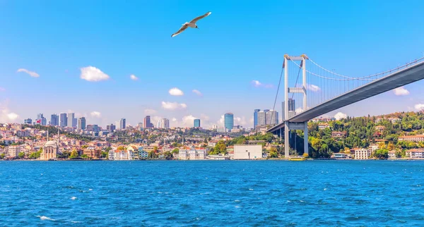 Le pont du Bosphore et Besiktas avec la mosquée Ortakoy, Istanbul — Photo