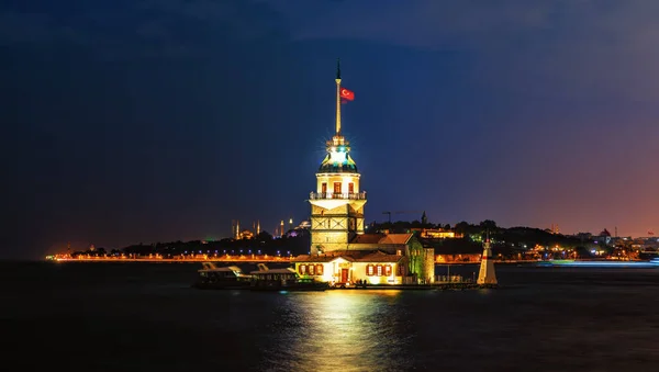 Berømte Jomfrutårn i Istanbul, natlys - Stock-foto