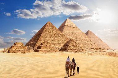 Büyük Giza Piramitleri ve çöl güneşinin altındaki bedeviler, Mısır