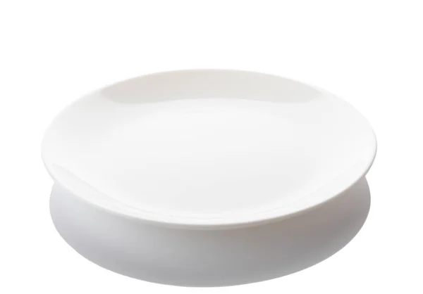 Изолированная пустая белая тарелка на белом фоне — стоковое фото