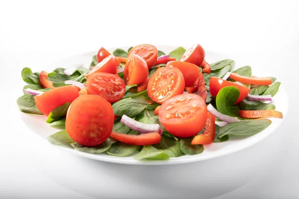 Ensalada de verduras frescas aisladas sobre fondo blanco — Foto de Stock