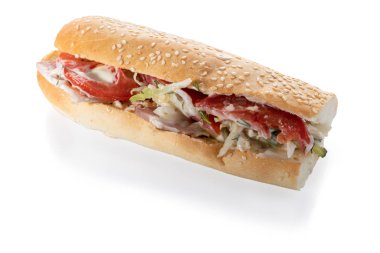 Beyaz arka planda, jambonlu ve domatesli sandviç.