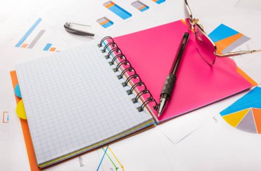 Boş sayfalı defteri aç, iş konsepti