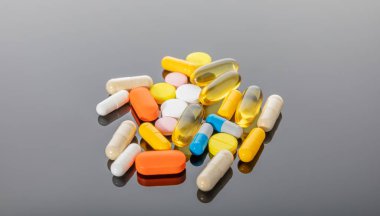 Esmer arka planda farklı haplar var.