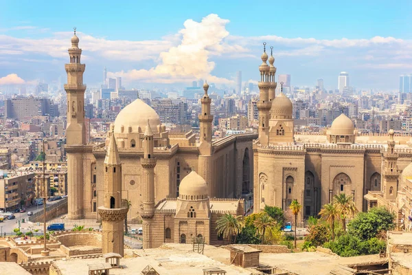 La Moschea-Madrassa del Sultano Hassan e gli edifici del Cairo sullo sfondo, Egitto — Foto Stock