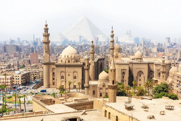 苏丹哈桑的清真寺-Madrassa和迷雾中的金字塔 — 图库照片