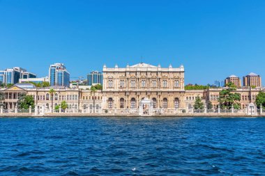 Deniz kenarındaki güzel Dolmabahce Sarayı, İstanbul, Türkiye
