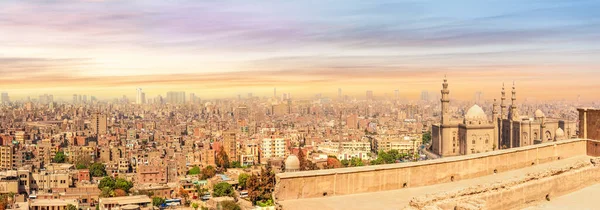 Mesquita do sultão Hasan e vista sobre Al-Helmiya distrito de Cairo , — Fotografia de Stock