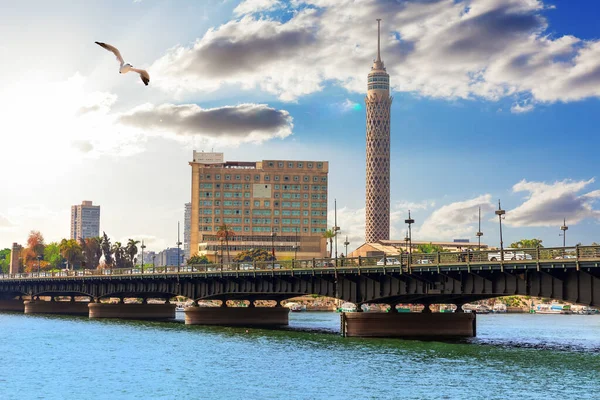 Qasr al-Nil Broen over Nilen og tårnet i Cairo, Egypten - Stock-foto